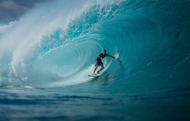 When is the Best Time to Surf in the Maldives? A Seasonal Guide